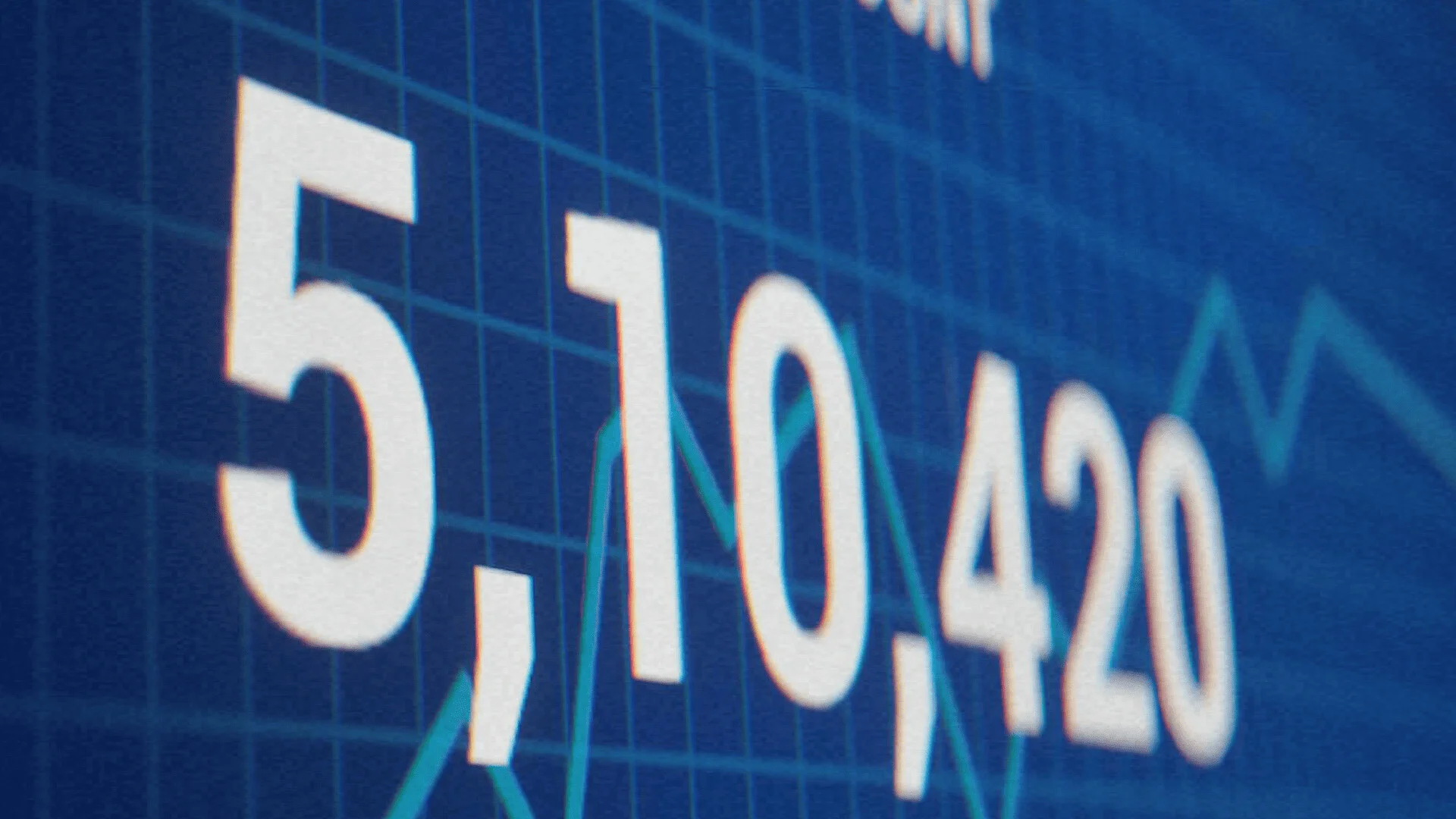 青い背景のグラフ上に表示された大きな数値「5,10,420」