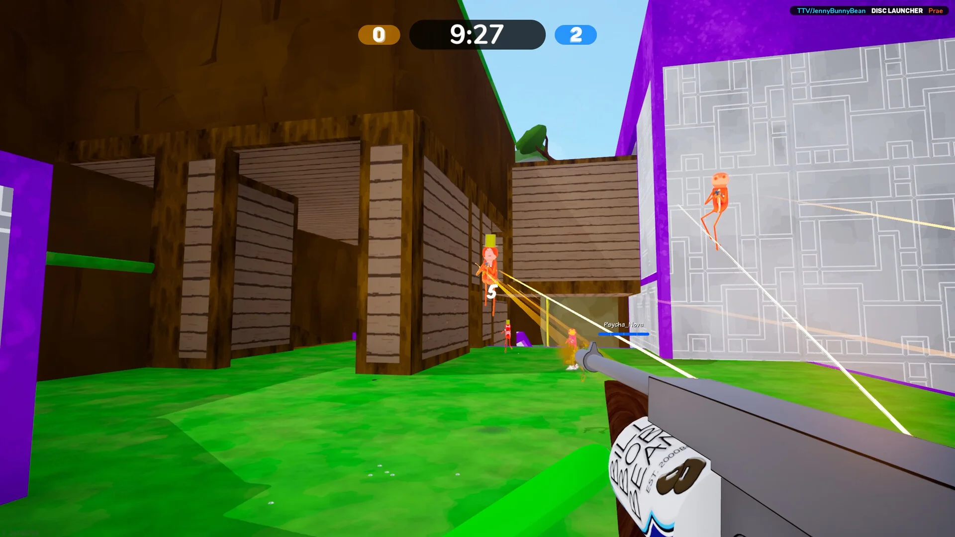 一人称視点のゲーム画面で、緑の地面と建物の間に複数の人物が見える