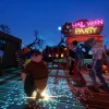 夜のハロウィンパーティー会場でゾンビたちが集まるゲーム画面