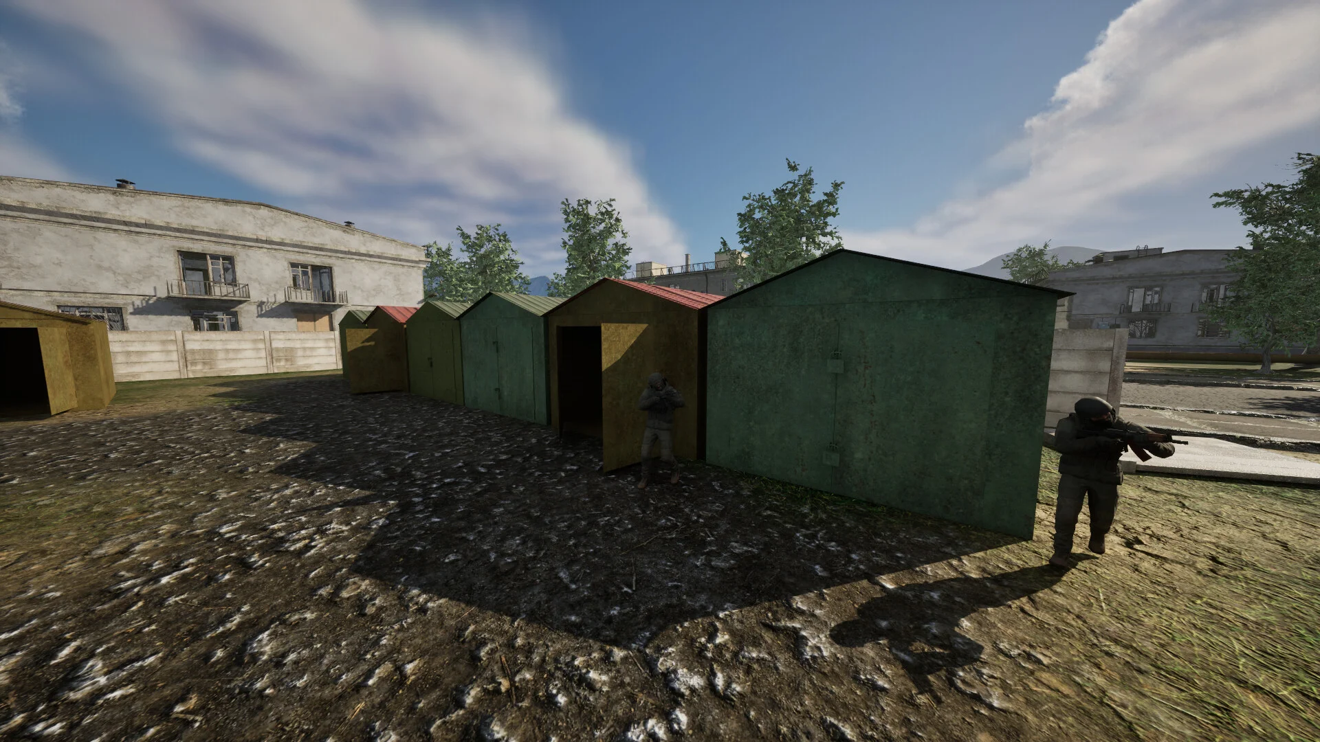 緑や黄色の小屋が並ぶ屋外で、武装した兵士が立つゲーム画面