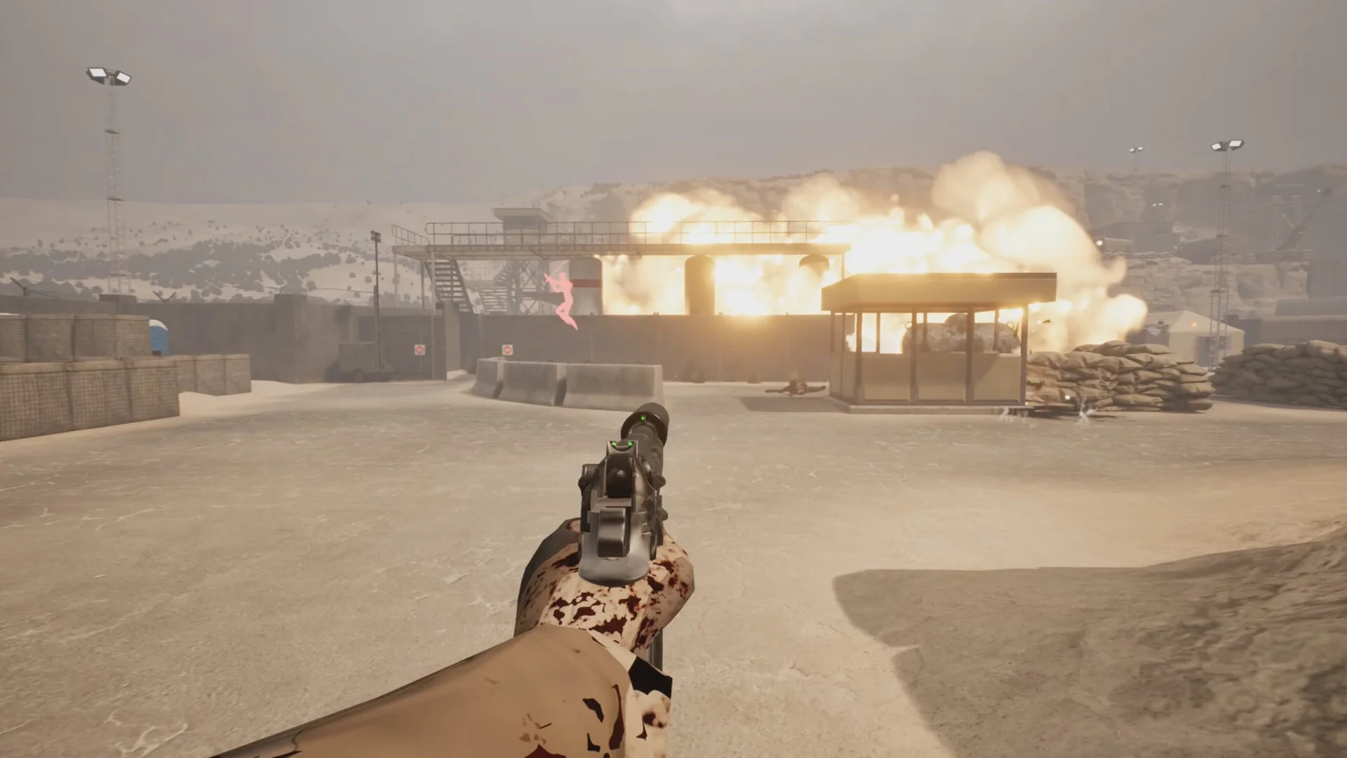 砂漠の基地で拳銃を構える一人称視点のゲーム画面と背後の爆発