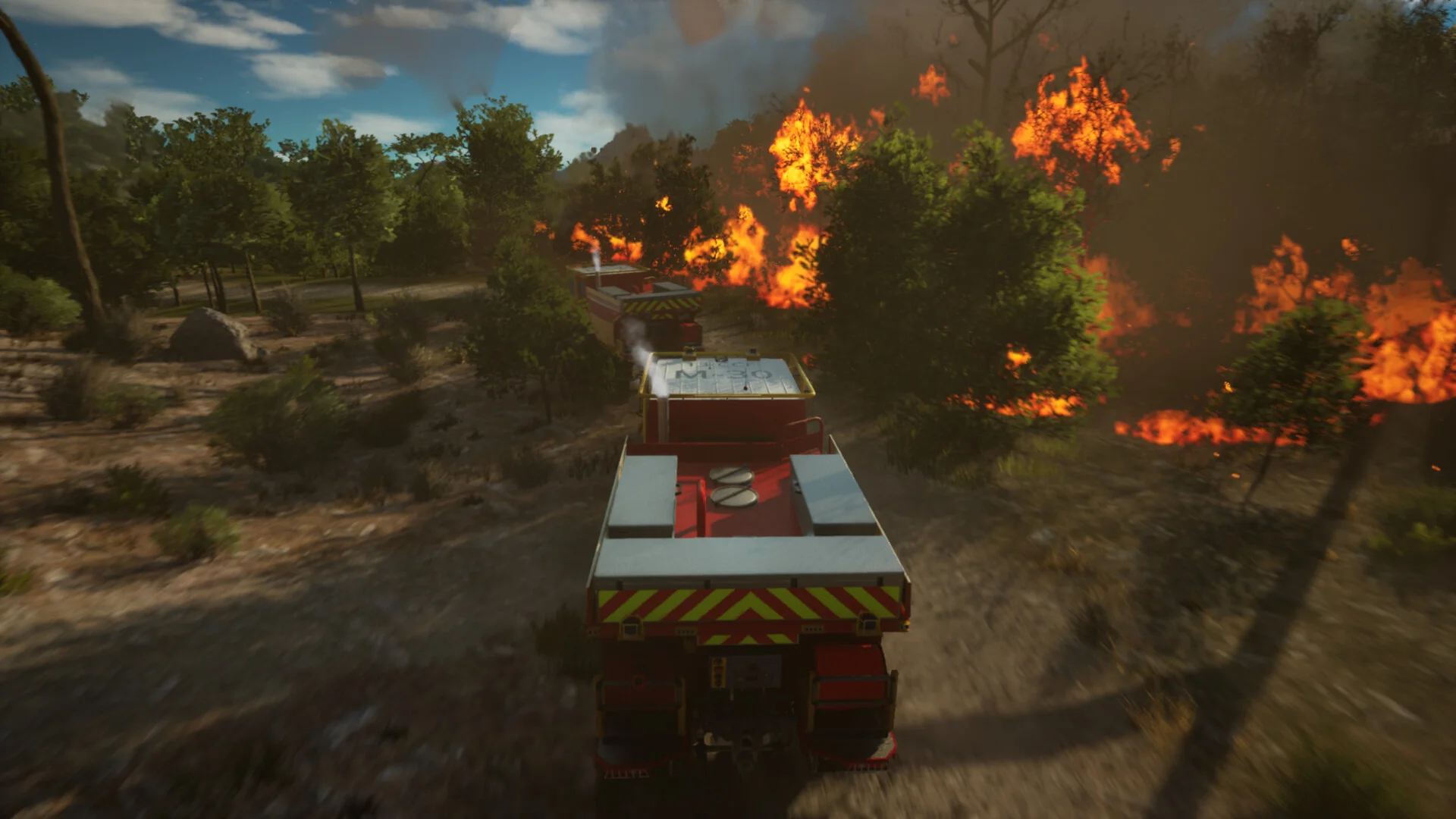 森林火災の中を進む赤い消防車を後方から見たゲーム画面