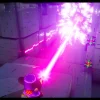紫のレーザーを放つキャラクターと壁面の敵を捉えたゲーム画面