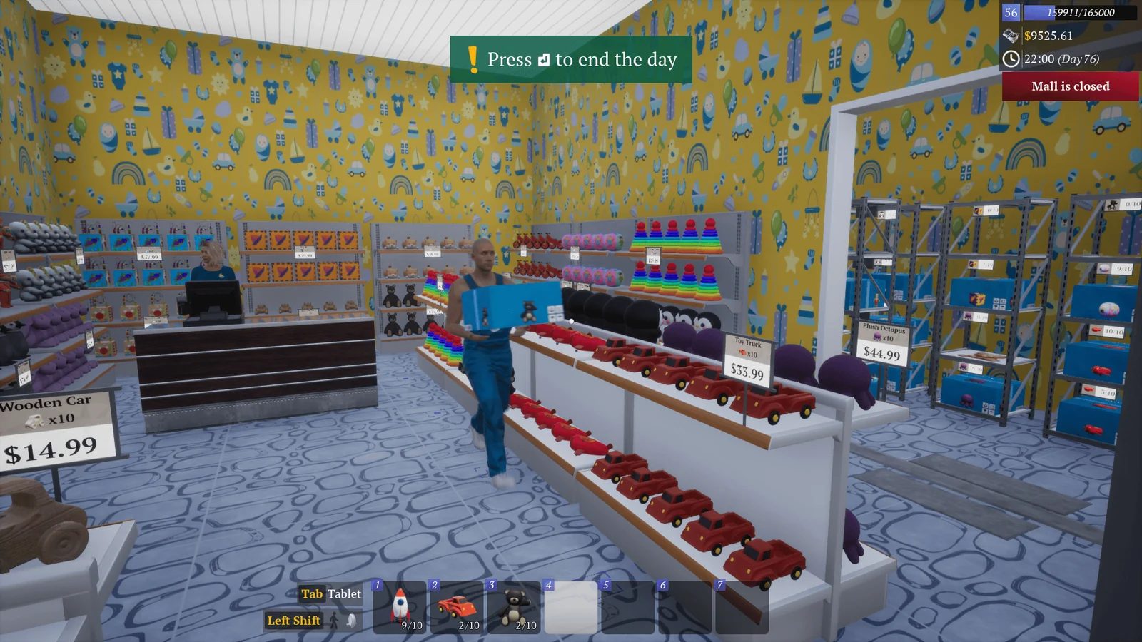 Mall Together、おもちゃ店で商品の箱を運ぶ店主のゲーム画面