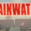 霧の踏切と貨物列車を背景にした『Trainwatch』の赤いタイトルロゴ付きキービジュアル
