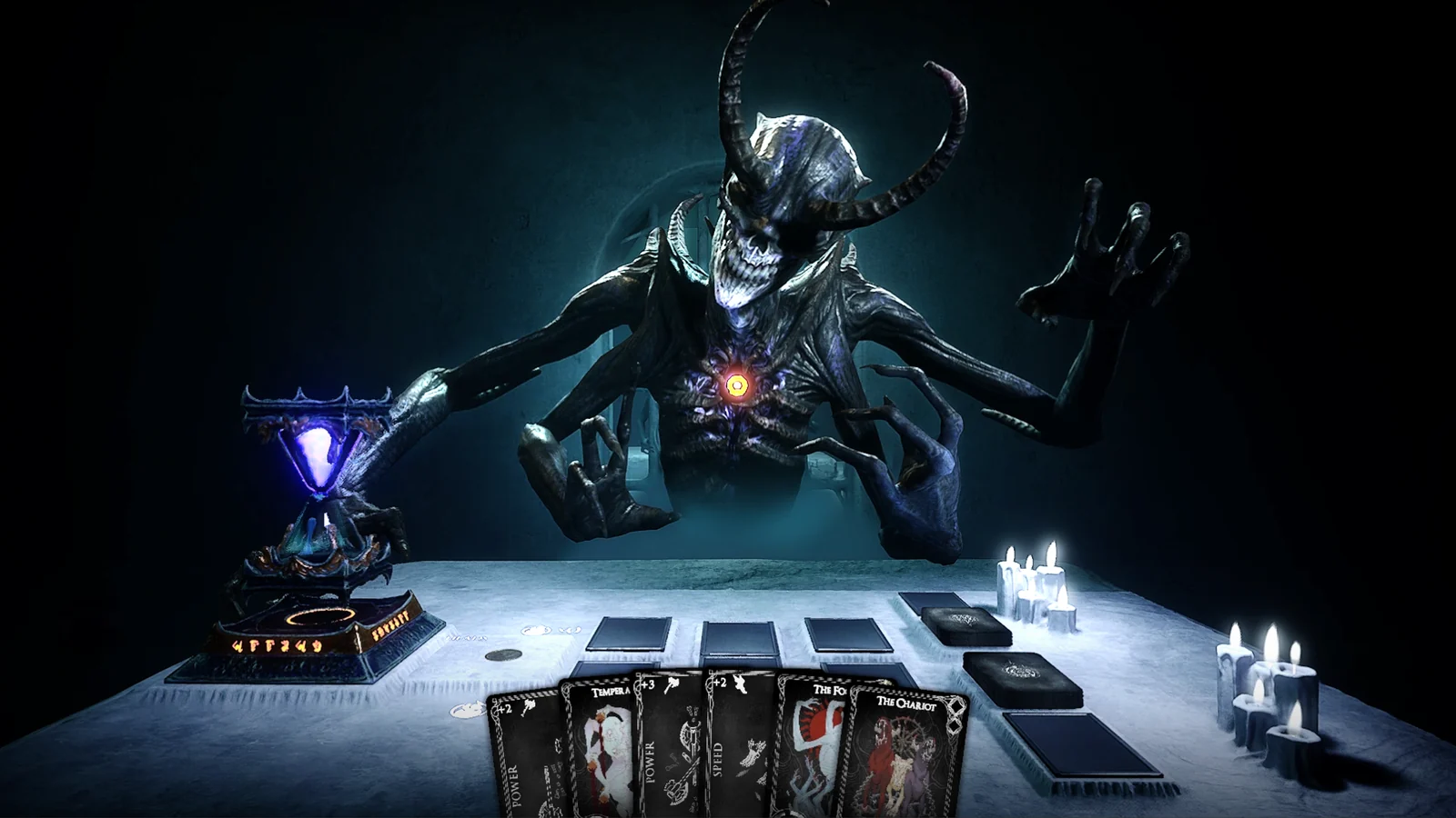 INFERIUSのカード対戦画面。角を持つ異形の悪魔が卓上のカードとろうそくの先に立つ