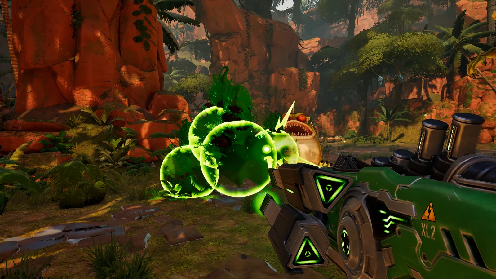 『Serious Sam: Shatterverse』ジャングルで緑の武器を放つ一人称視点のゲーム画面