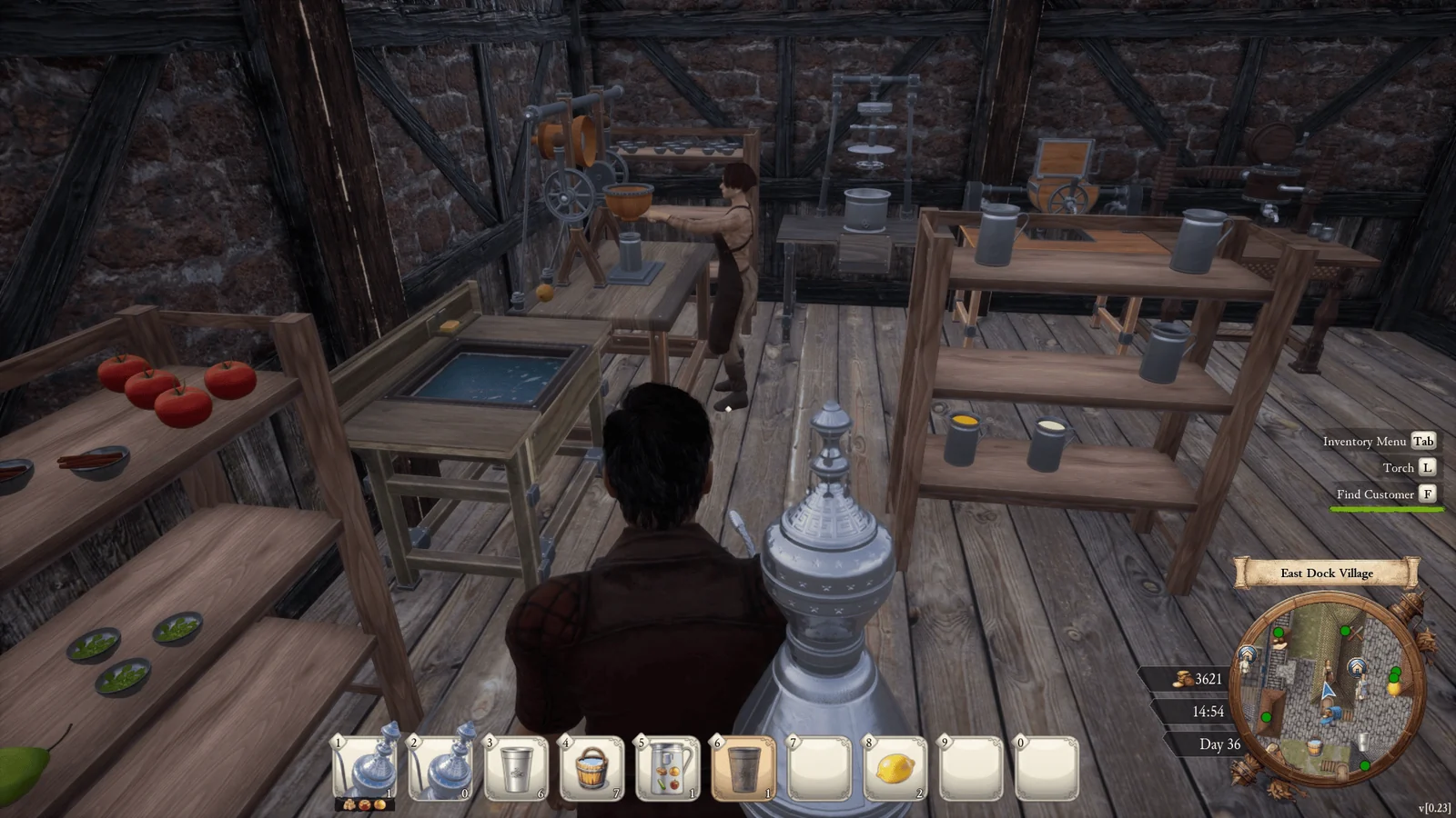 Medieval Juice Crafterのゲーム画面。木造の店内でジュース作りの機材と棚、従業員が見える