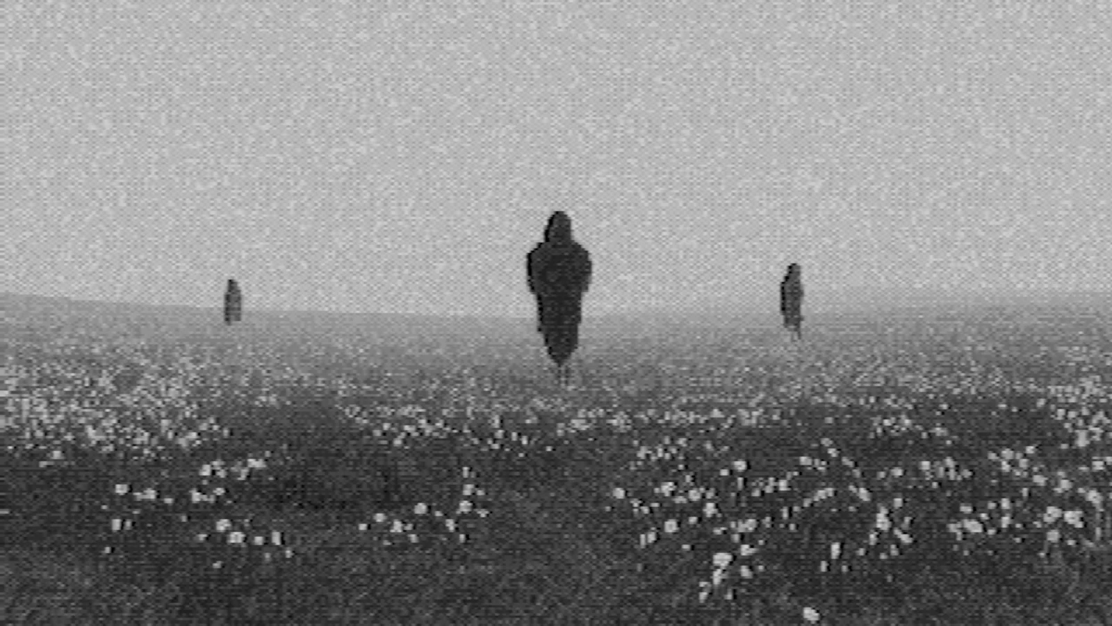 霧の花畑に立つ3体の黒い人影を捉えた、粒状感のあるFallgradeの不穏な場面