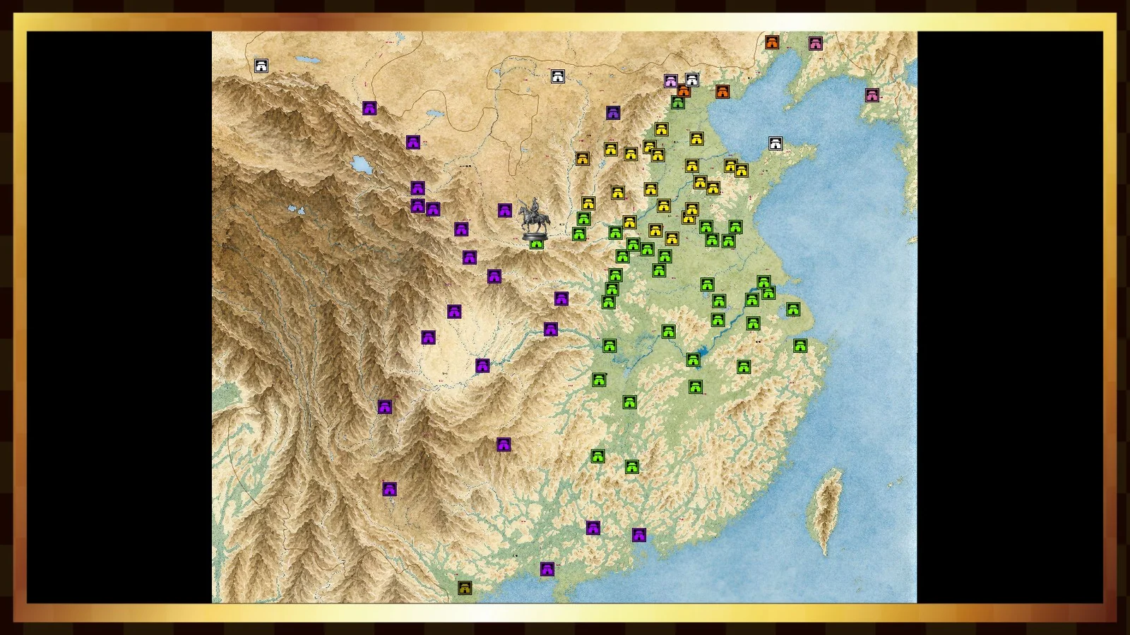 『三国志英雄譚』の中国全土マップ画面。勢力別に色分けされた城アイコンが並ぶ